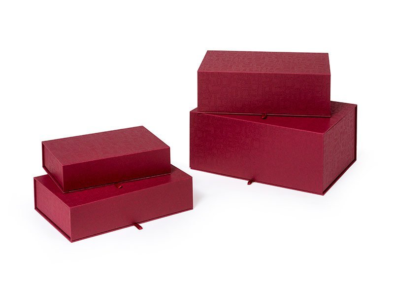 8_PETRIBUTES_CASKET_FINDON_BURGUNDY_RANGE01.jpg Beautiful eco cardboard casket ashes urn. Pet urns for dog, cat or horse keepsake and memorials.