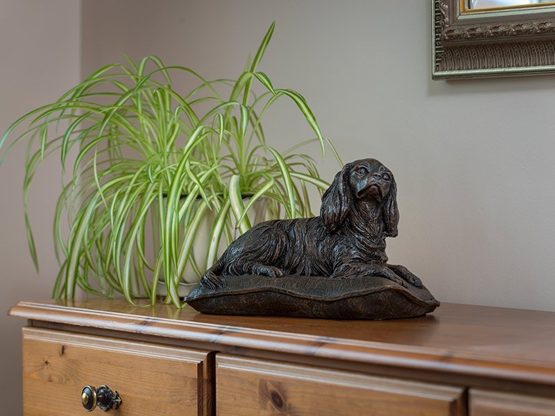 PETRIBUTES_CKCS_COMPACT Our lovely figurine ashes urns are so discreet and look lovely in any setting. Sculptured ornamental ashes urns caskets for pets.